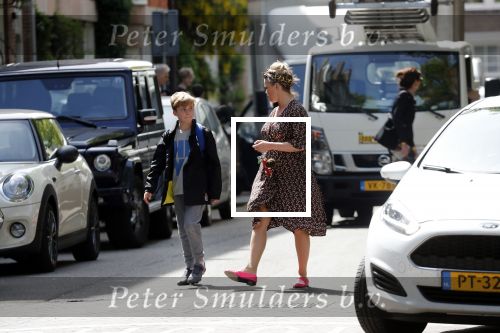 Amsterdam 23 mei 2019
Bridget Maassland haalt met haar mini cooper Cabrio zoon Mees op.