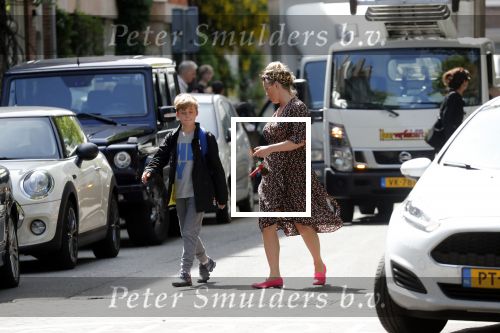 Amsterdam 23 mei 2019
Bridget Maassland haalt met haar mini cooper Cabrio zoon Mees op.