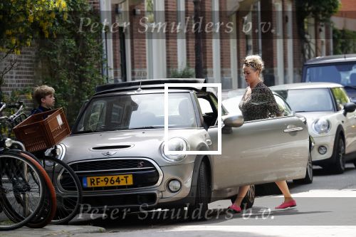 Amsterdam 23 mei 2019
Bridget Maassland haalt met haar mini cooper Cabrio zoon Mees op.