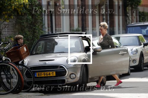 Amsterdam 23 mei 2019
Bridget Maassland haalt met haar mini cooper Cabrio zoon Mees op.