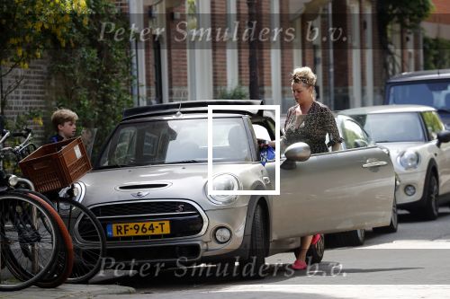 Amsterdam 23 mei 2019
Bridget Maassland haalt met haar mini cooper Cabrio zoon Mees op.