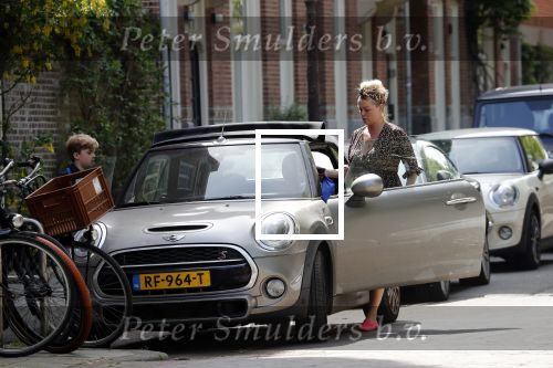 Amsterdam 23 mei 2019
Bridget Maassland haalt met haar mini cooper Cabrio zoon Mees op.