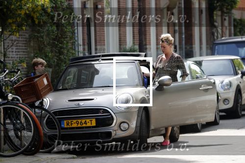 Amsterdam 23 mei 2019
Bridget Maassland haalt met haar mini cooper Cabrio zoon Mees op.