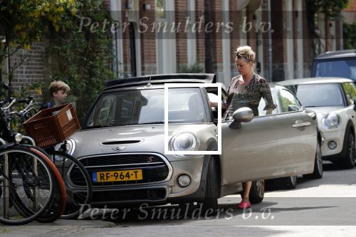 Amsterdam 23 mei 2019
Bridget Maassland haalt met haar mini cooper Cabrio zoon Mees op.
