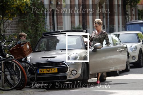 Amsterdam 23 mei 2019
Bridget Maassland haalt met haar mini cooper Cabrio zoon Mees op.