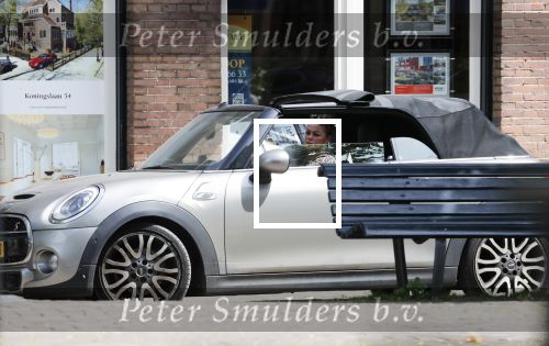 Amsterdam 23 mei 2019
Bridget Maassland haalt met haar mini cooper Cabrio zoon Mees op.