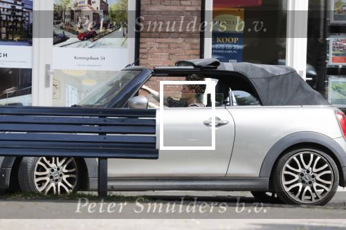 Amsterdam 23 mei 2019
Bridget Maassland haalt met haar mini cooper Cabrio zoon Mees op.