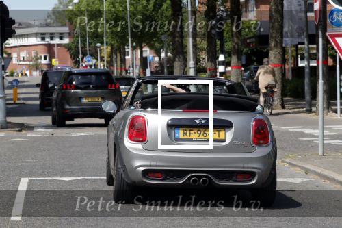 Amsterdam 23 mei 2019
Bridget Maassland haalt met haar mini cooper Cabrio zoon Mees op.