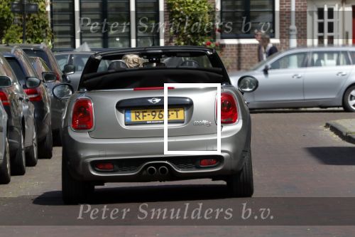 Amsterdam 23 mei 2019
Bridget Maassland haalt met haar mini cooper Cabrio zoon Mees op.