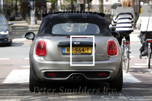 Amsterdam 23 mei 2019
Bridget Maassland haalt met haar mini cooper Cabrio zoon Mees op.