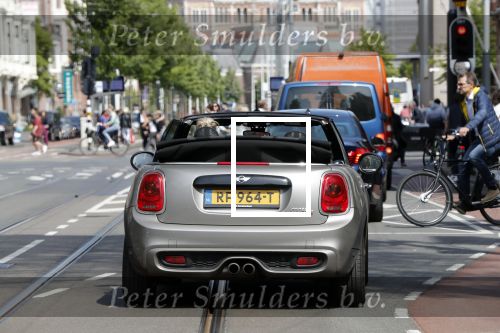 Amsterdam 23 mei 2019
Bridget Maassland haalt met haar mini cooper Cabrio zoon Mees op.