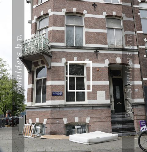 Amsterdam 28 mei 2019
Bij Bridget Maasland voor haar huis liggen een matras en hout voor de deur.