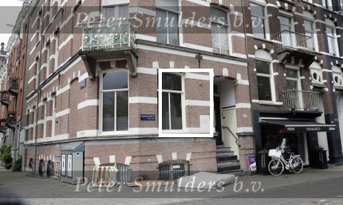 Amsterdam 28 mei 2019
Bij Bridget Maasland voor haar huis liggen een matras en hout voor de deur.