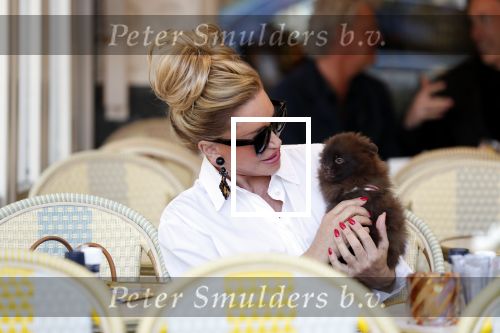 Amsterdam 29 mei 2019
Connie Witteman met hondje op terras.