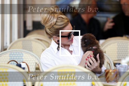 Amsterdam 29 mei 2019
Connie Witteman met hondje op terras.