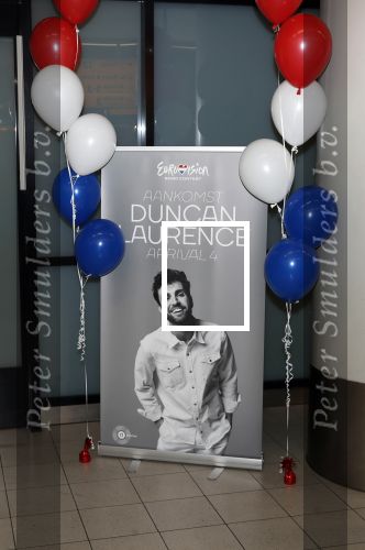 Schiphol  19 mei 2019
Vele fans wachten Duncan Laurence op nadat hij op schiphol is geland . De avond ervoor heeft hij het songfestival gewonnen in israel