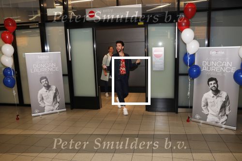 Schiphol  19 mei 2019
Vele fans wachten Duncan Laurence op nadat hij op schiphol is geland . De avond ervoor heeft hij het songfestival gewonnen in israel