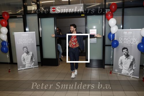 Schiphol  19 mei 2019
Vele fans wachten Duncan Laurence op nadat hij op schiphol is geland . De avond ervoor heeft hij het songfestival gewonnen in israel