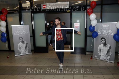 Schiphol  19 mei 2019
Vele fans wachten Duncan Laurence op nadat hij op schiphol is geland . De avond ervoor heeft hij het songfestival gewonnen in israel