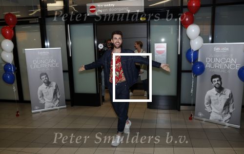 Schiphol  19 mei 2019
Vele fans wachten Duncan Laurence op nadat hij op schiphol is geland . De avond ervoor heeft hij het songfestival gewonnen in israel