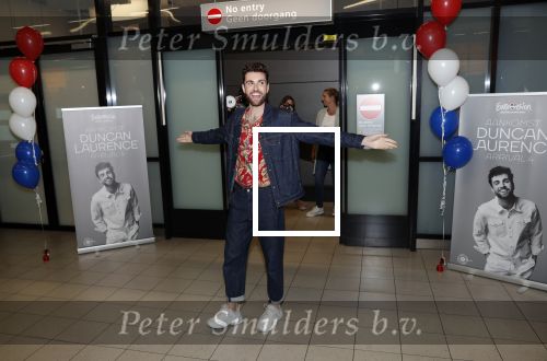 Schiphol  19 mei 2019
Vele fans wachten Duncan Laurence op nadat hij op schiphol is geland . De avond ervoor heeft hij het songfestival gewonnen in israel