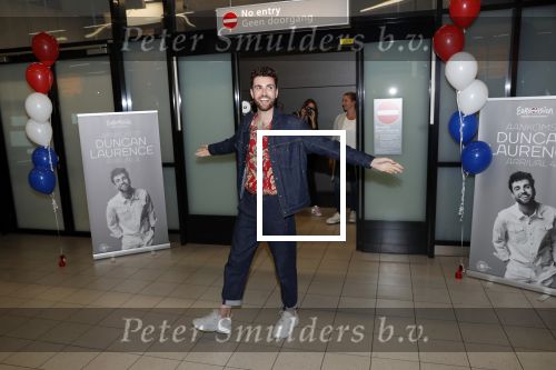 Schiphol  19 mei 2019
Vele fans wachten Duncan Laurence op nadat hij op schiphol is geland . De avond ervoor heeft hij het songfestival gewonnen in israel