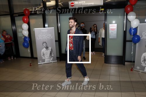 Schiphol  19 mei 2019
Vele fans wachten Duncan Laurence op nadat hij op schiphol is geland . De avond ervoor heeft hij het songfestival gewonnen in israel