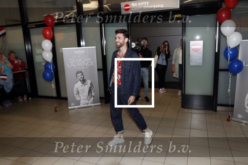 Schiphol  19 mei 2019
Vele fans wachten Duncan Laurence op nadat hij op schiphol is geland . De avond ervoor heeft hij het songfestival gewonnen in israel