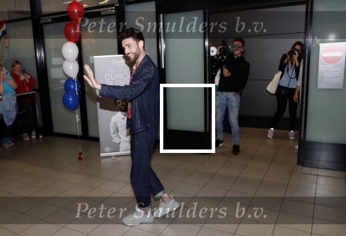 Schiphol  19 mei 2019
Vele fans wachten Duncan Laurence op nadat hij op schiphol is geland . De avond ervoor heeft hij het songfestival gewonnen in israel