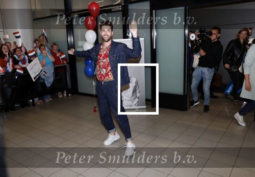 Schiphol  19 mei 2019
Vele fans wachten Duncan Laurence op nadat hij op schiphol is geland . De avond ervoor heeft hij het songfestival gewonnen in israel