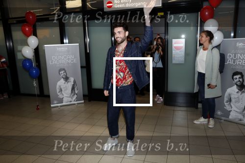 Schiphol  19 mei 2019
Vele fans wachten Duncan Laurence op nadat hij op schiphol is geland . De avond ervoor heeft hij het songfestival gewonnen in israel