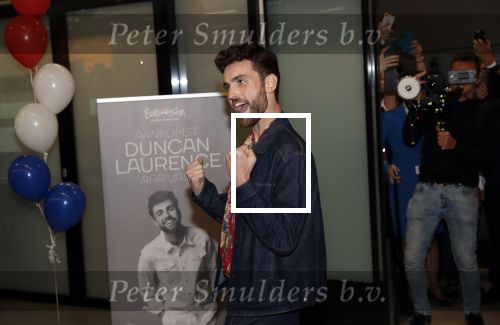 Schiphol  19 mei 2019
Vele fans wachten Duncan Laurence op nadat hij op schiphol is geland . De avond ervoor heeft hij het songfestival gewonnen in israel