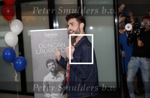 Schiphol  19 mei 2019
Vele fans wachten Duncan Laurence op nadat hij op schiphol is geland . De avond ervoor heeft hij het songfestival gewonnen in israel