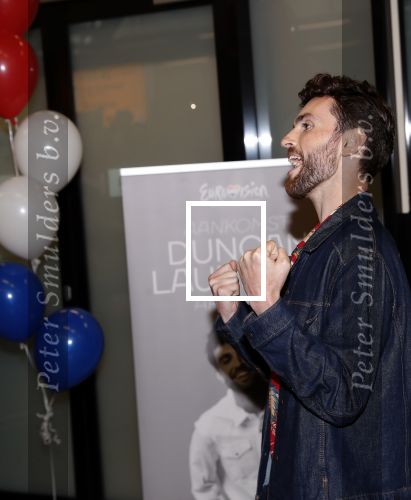 Schiphol  19 mei 2019
Vele fans wachten Duncan Laurence op nadat hij op schiphol is geland . De avond ervoor heeft hij het songfestival gewonnen in israel