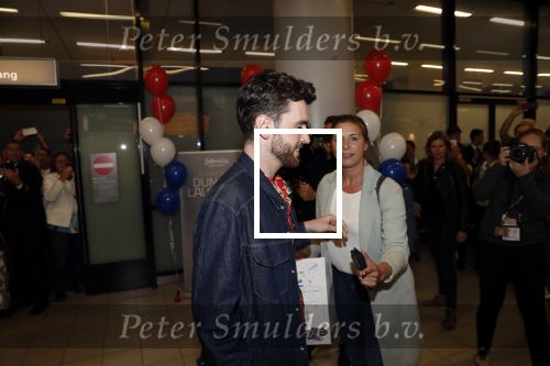 Schiphol  19 mei 2019
Vele fans wachten Duncan Laurence op nadat hij op schiphol is geland . De avond ervoor heeft hij het songfestival gewonnen in israel