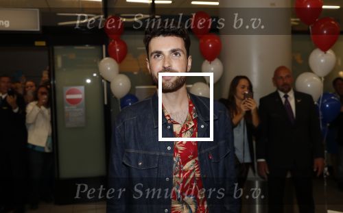 Schiphol  19 mei 2019
Vele fans wachten Duncan Laurence op nadat hij op schiphol is geland . De avond ervoor heeft hij het songfestival gewonnen in israel