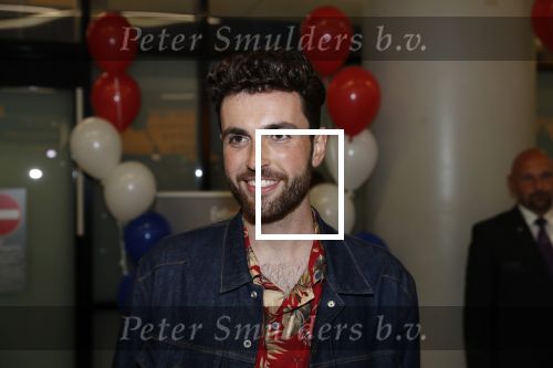 Schiphol  19 mei 2019
Vele fans wachten Duncan Laurence op nadat hij op schiphol is geland . De avond ervoor heeft hij het songfestival gewonnen in israel
