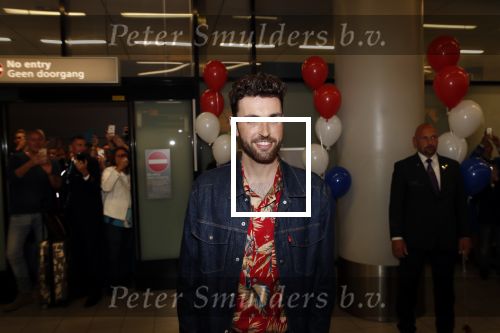 Schiphol  19 mei 2019
Vele fans wachten Duncan Laurence op nadat hij op schiphol is geland . De avond ervoor heeft hij het songfestival gewonnen in israel