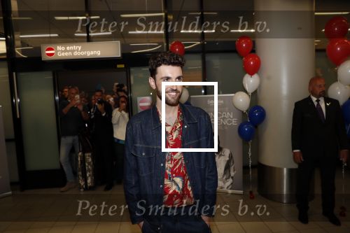 Schiphol  19 mei 2019
Vele fans wachten Duncan Laurence op nadat hij op schiphol is geland . De avond ervoor heeft hij het songfestival gewonnen in israel