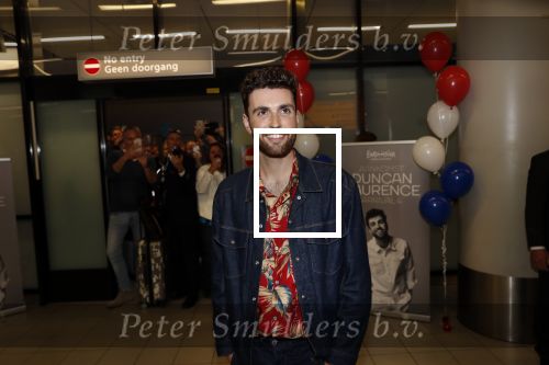 Schiphol  19 mei 2019
Vele fans wachten Duncan Laurence op nadat hij op schiphol is geland . De avond ervoor heeft hij het songfestival gewonnen in israel