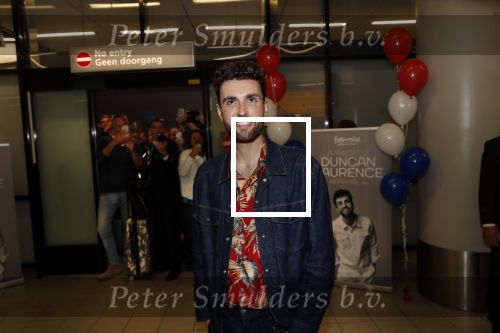 Schiphol  19 mei 2019
Vele fans wachten Duncan Laurence op nadat hij op schiphol is geland . De avond ervoor heeft hij het songfestival gewonnen in israel