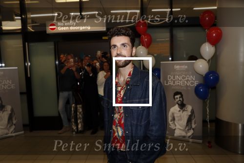 Schiphol  19 mei 2019
Vele fans wachten Duncan Laurence op nadat hij op schiphol is geland . De avond ervoor heeft hij het songfestival gewonnen in israel