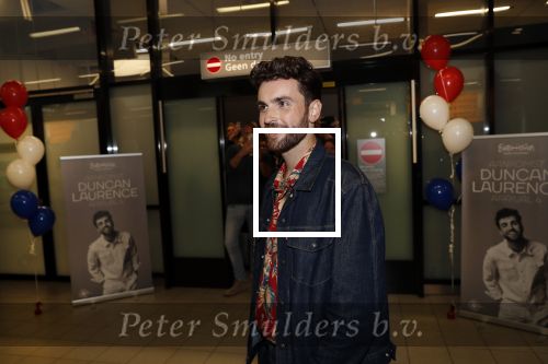 Schiphol  19 mei 2019
Vele fans wachten Duncan Laurence op nadat hij op schiphol is geland . De avond ervoor heeft hij het songfestival gewonnen in israel