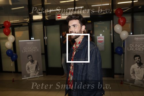 Schiphol  19 mei 2019
Vele fans wachten Duncan Laurence op nadat hij op schiphol is geland . De avond ervoor heeft hij het songfestival gewonnen in israel
