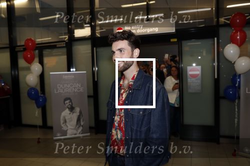 Schiphol  19 mei 2019
Vele fans wachten Duncan Laurence op nadat hij op schiphol is geland . De avond ervoor heeft hij het songfestival gewonnen in israel