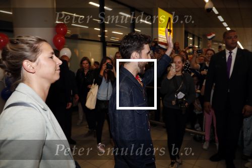 Schiphol  19 mei 2019
Vele fans wachten Duncan Laurence op nadat hij op schiphol is geland . De avond ervoor heeft hij het songfestival gewonnen in israel