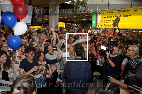 Schiphol  19 mei 2019
Vele fans wachten Duncan Laurence op nadat hij op schiphol is geland . De avond ervoor heeft hij het songfestival gewonnen in israel
