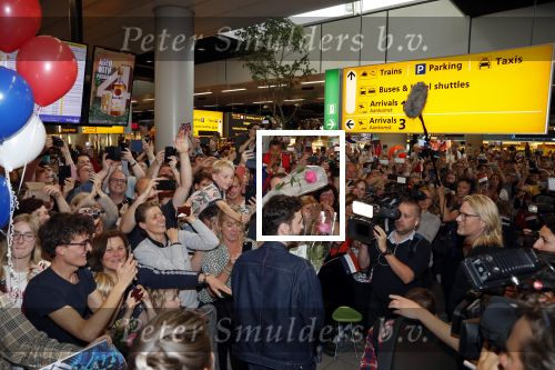 Schiphol  19 mei 2019
Vele fans wachten Duncan Laurence op nadat hij op schiphol is geland . De avond ervoor heeft hij het songfestival gewonnen in israel