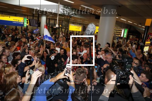 Schiphol  19 mei 2019
Vele fans wachten Duncan Laurence op nadat hij op schiphol is geland . De avond ervoor heeft hij het songfestival gewonnen in israel