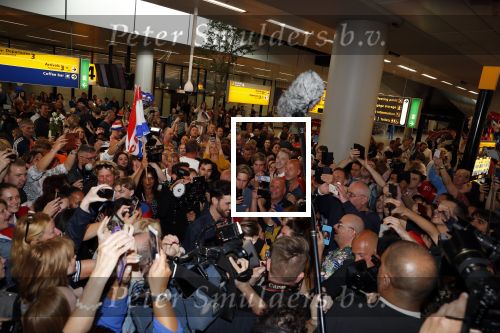 Schiphol  19 mei 2019
Vele fans wachten Duncan Laurence op nadat hij op schiphol is geland . De avond ervoor heeft hij het songfestival gewonnen in israel